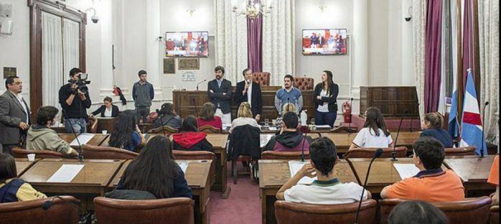 Comienzan las deliberaciones del Senado Juvenil