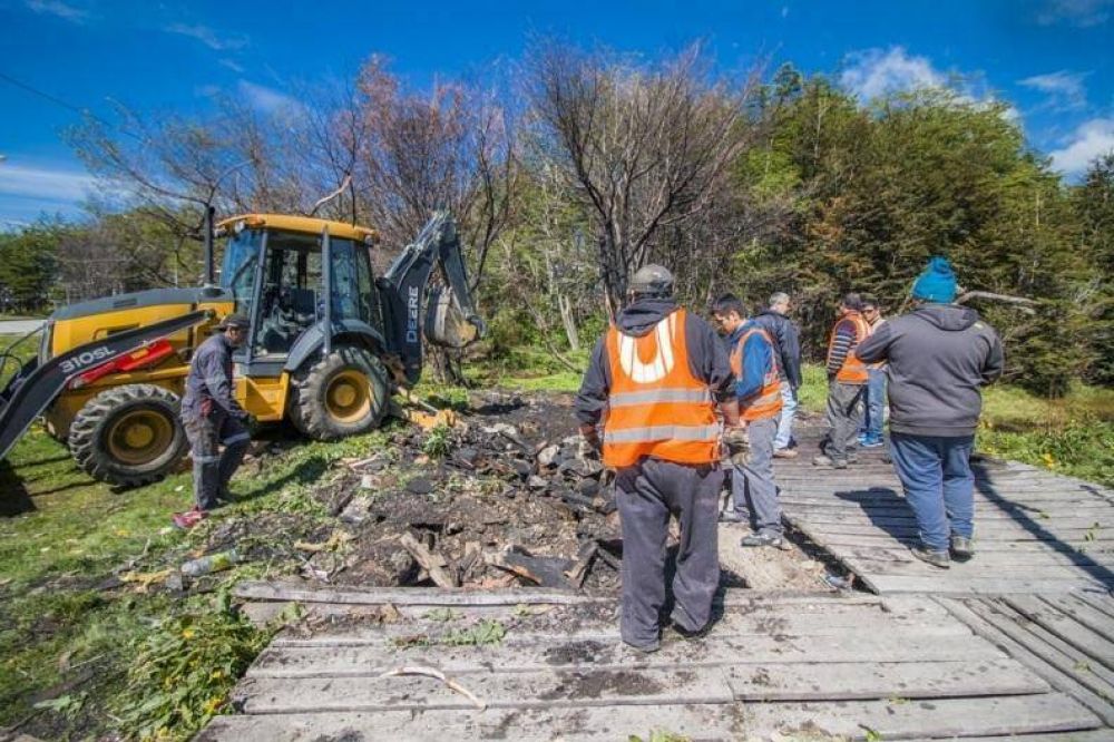Se realizaron los primeros trabajos de limpieza en la laguna del barrio andino