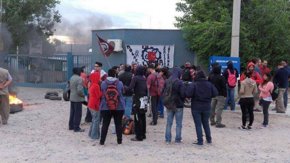 Echaron a un empleado de Molarsa por un comentario en Facebook y los obreros amenazan con cortar la ruta