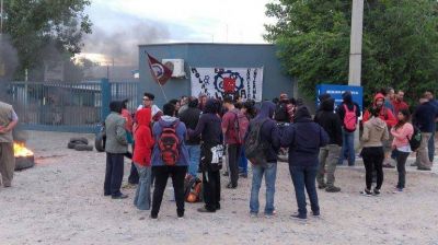 Echaron a un empleado de Molarsa por un comentario en Facebook y los obreros amenazan con cortar la ruta