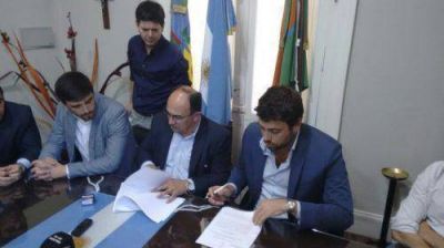 Salom�n firm� dos convenios con el Ministerio del Interior