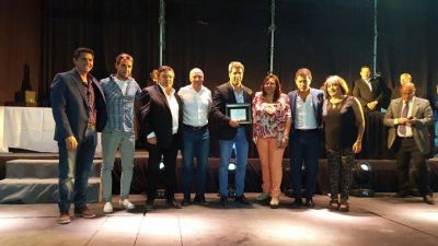 Inauguraciones y subsidios en la visita de Mac Allister
