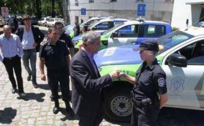 Ferraresi entreg� once m�viles para las fuerzas de seguridad locales