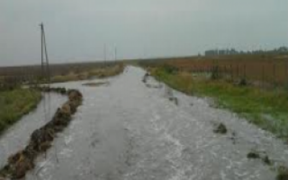 Carlos Tejedor: Construyen canal para aliviar zonas inundadas