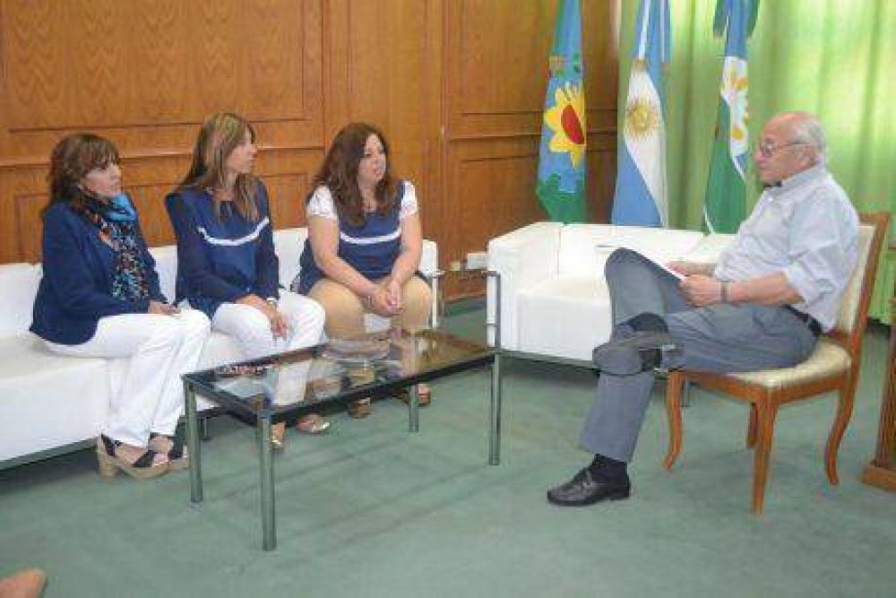 El intendente de Tres Lomas, Roberto �lvarez, entreg� subsidios a cuatro instituciones