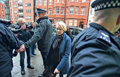 Una fiscal sueca interroga a Assange