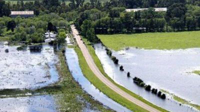 Construyen un canal para ayudar al drenaje de agua en la zona de Carlos Tejedor
