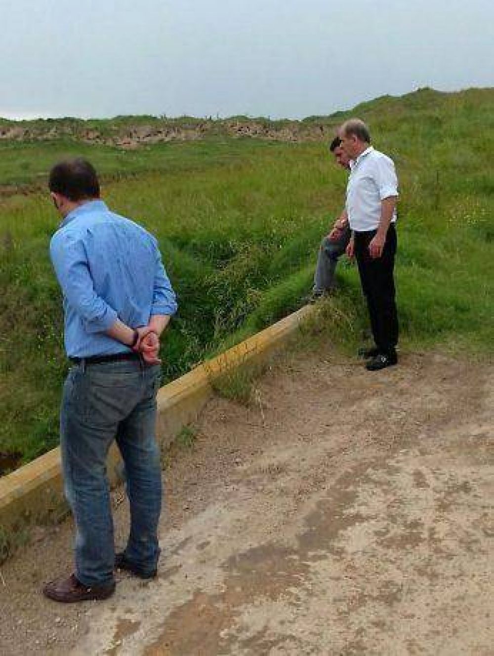 El diputado Zurro y el intendente de Pehuaj� estuvieron en Carlos Tejedor, preocupados por las inundaciones