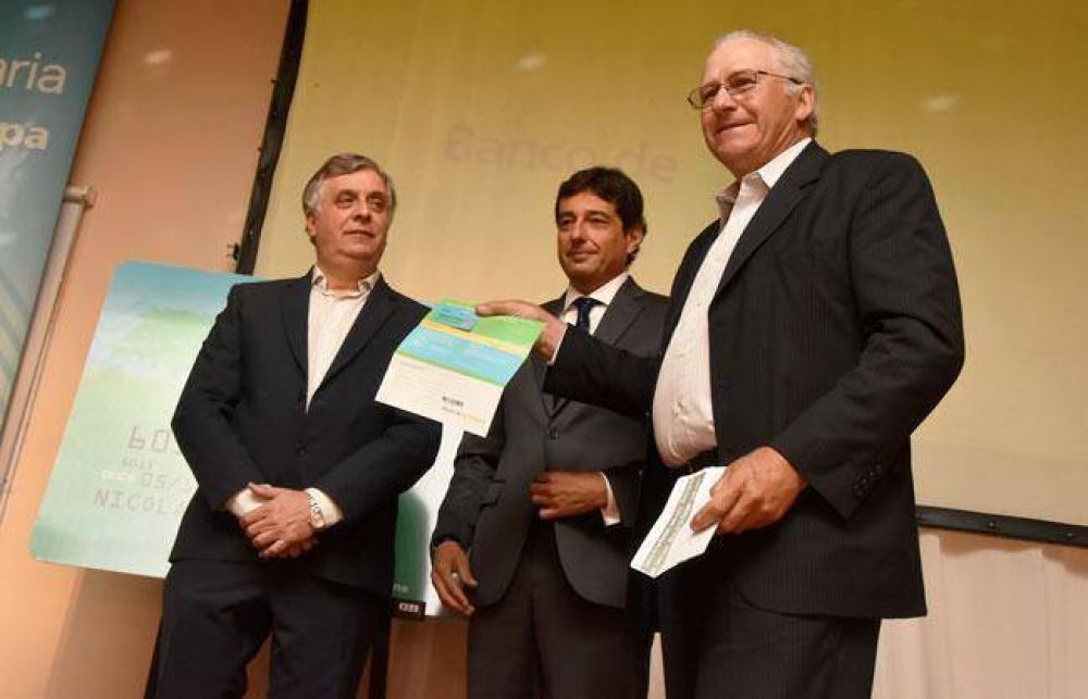 El Banco de La Pampa present� la tarjeta Cald�n Agraria