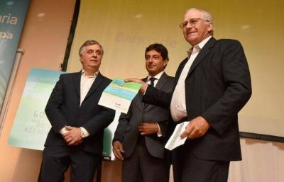 El Banco de La Pampa present� la tarjeta Cald�n Agraria
