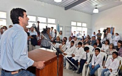 Urtubey inaugur� el edificio de una escuela en El Quebrachal