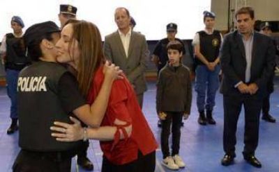 Vidal entreg� chalecos a la polic�a en Lomas de Zamora