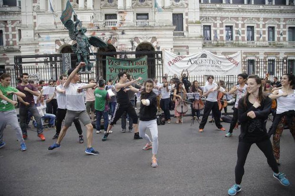 Artistas del Argentino llevaron reclamos a la calle y bailaron frente a la Gobernaci�n
