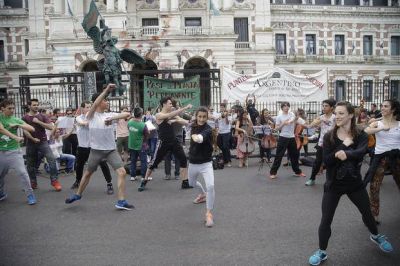 Artistas del Argentino llevaron reclamos a la calle y bailaron frente a la Gobernaci�n