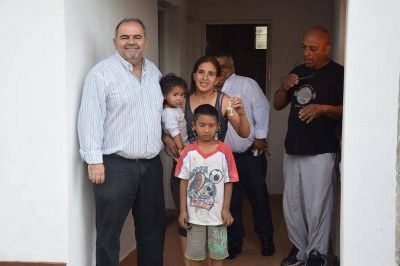Contin�a la entrega de m�dulos habitacionales en Capital y La Banda