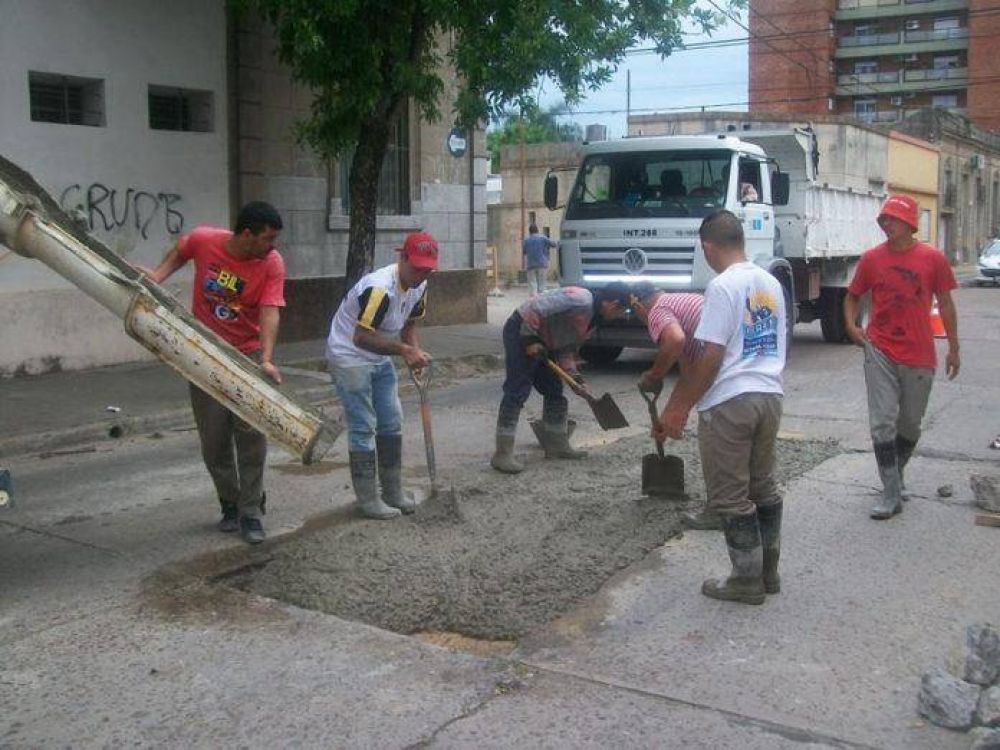 Intensos trabajos de bacheo en los barrios