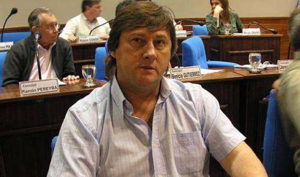 Otro esc�ndalo del concejal Lewicki tras ser suspendido: se atrincher� en su escritorio y no lo quiere ceder a su reemplazante