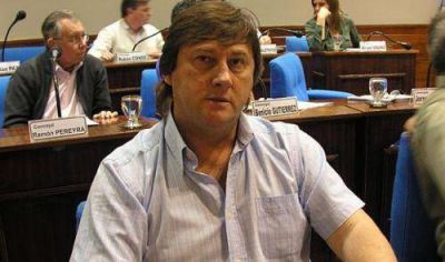 Otro esc�ndalo del concejal Lewicki tras ser suspendido: se atrincher� en su escritorio y no lo quiere ceder a su reemplazante