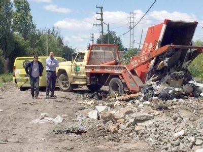 Frenaron un vuelco ilegal de basura