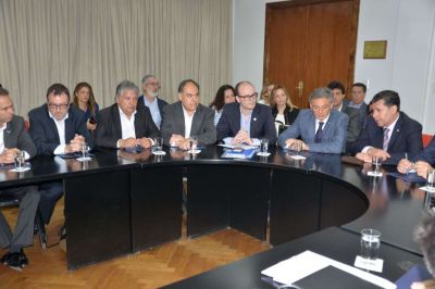 Se formar� una comisi�n naci�n, provincia, empresarios y trabajadores para buscar soluciones