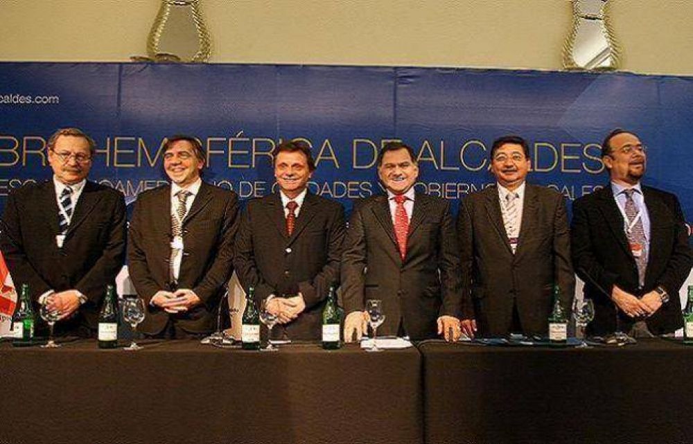 Pulti encabez� el acto de cierre de la V Cumbre Hemisf�rica de Alcaldes