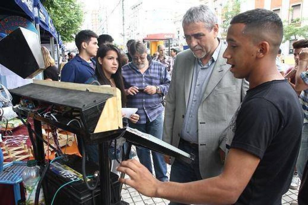 Ferraresi visit� la muestra anual de las escuelas t�cnicas locales