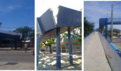 San Jos�: se derrumb� una parte del puente peatonal de Pasco y Salta