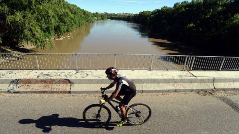 El agua del Neuqu�n ya baja con claridad