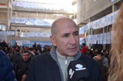 Jer�rquicos advirti� que YPF �insiste con las suspensiones�