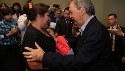 Schiaretti entreg� 500 tarjetas sociales a familias cordobesas