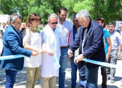 Gira y obras para el sur: 10 cuadras de asfalto y anuncios para Nueva Galia