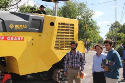 M�ndez recorri� una obra de repavimentaci�n e hidr�ulica