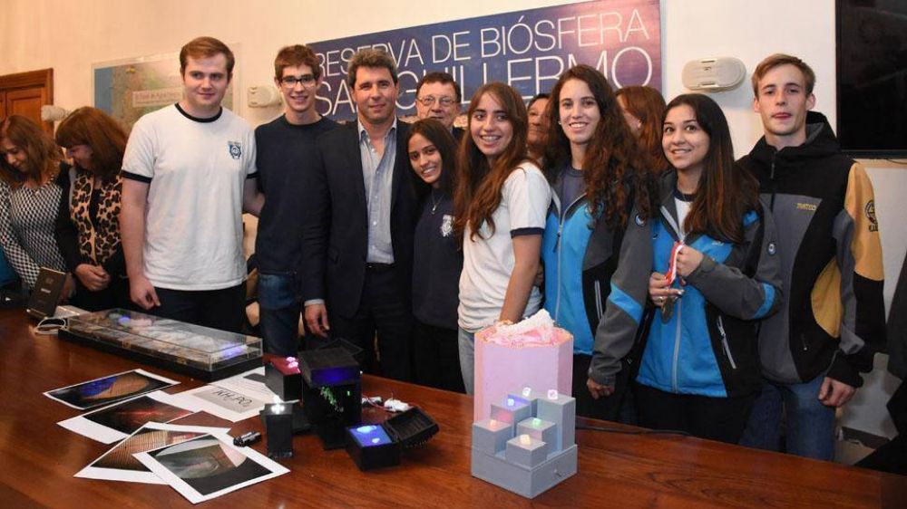 U�ac recibi� a los alumnos finalistas del Concurso Nacional de Cristalograf�a