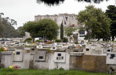 Aseguran que los cementerios funcionan �normalmente�
