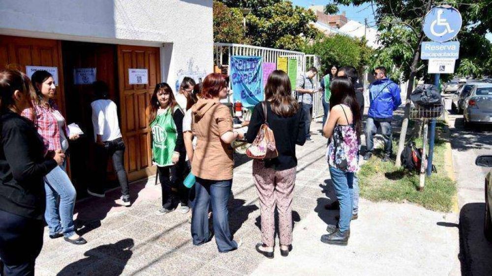 Llevan hacinados 4 a�os en un garage que huele a cloacas