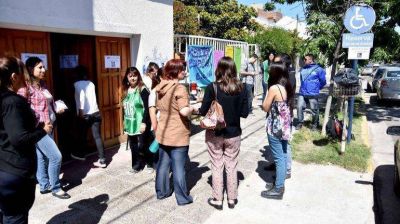 Llevan hacinados 4 a�os en un garage que huele a cloacas
