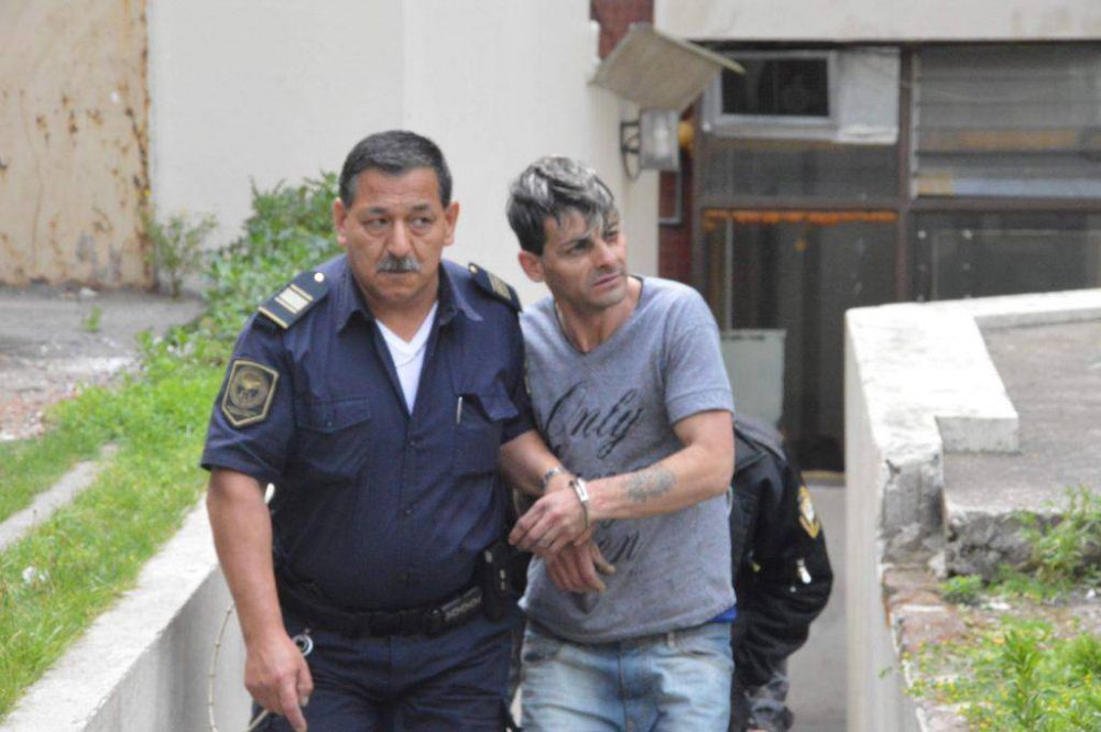 Entre l�grimas, Escott pidi� perd�n a sus hijos y a la familia de Valeria