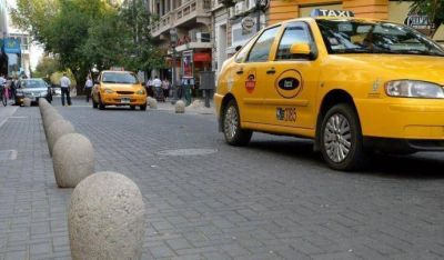 Taxistas realizan un “paro a la japonesa” en Córdoba