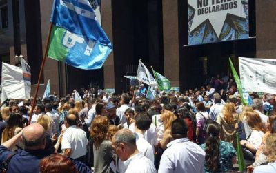 Santarrose�os en toma de edificio de la AFIP