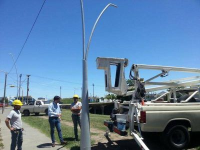 Contin�an los trabajos de iluminaci�n en el Parque Mitre