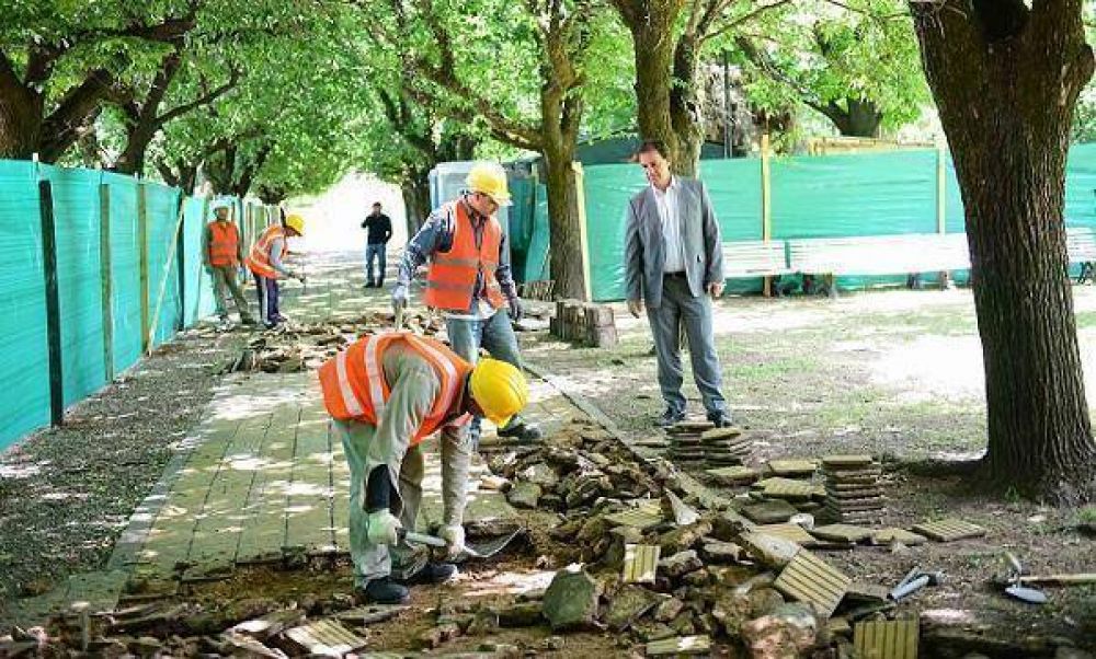 El municipio comenz� la puesta en valor de las plazas de Gar�n y Bel�n