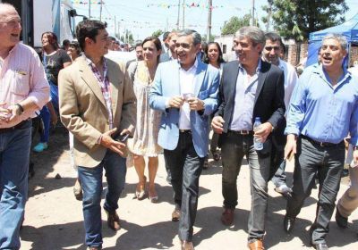 El intendente Alfaro junto a Cano: 