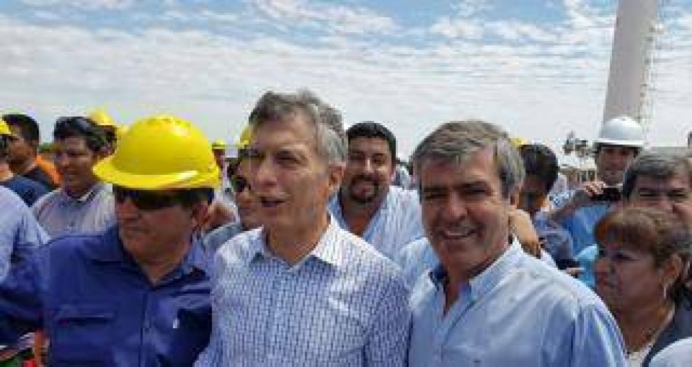 Cano, con Macri en una recorrida a obras del acueducto de El Impenetrable