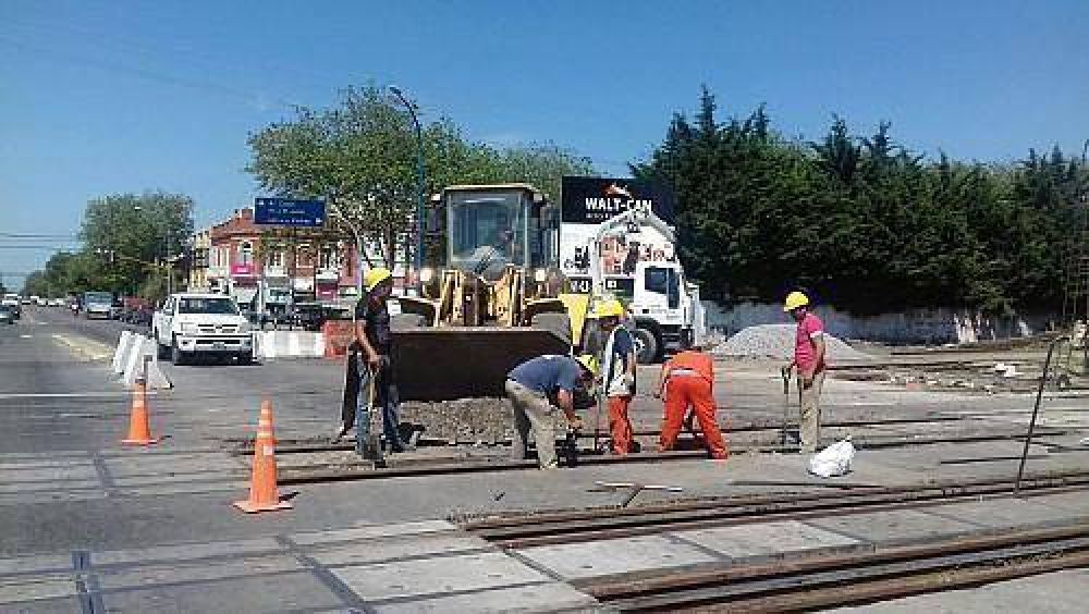Siguen trabajando en las v�as f�rreas de la ciudad