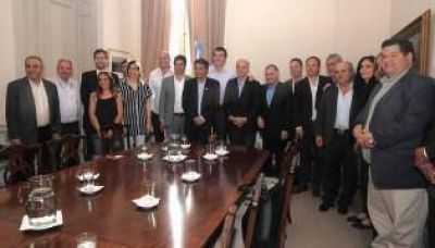 Bullrich junto a intendentes para evitar la deserci�n escolar