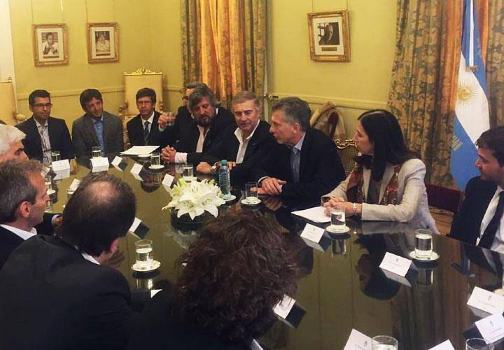 Clarn y Telefnica tironean a Macri para definir el negocio de las telecomunicaciones
