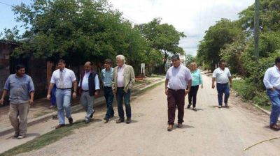 Funcionario del Plan Belgrano, en el barrio Di�genes Zapata