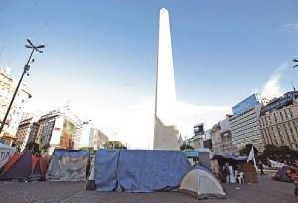 Organizaciones sociales acampan en el Obelisco