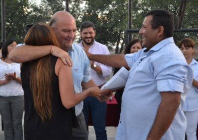 Cerrillos: contin�a la entrega de escrituras en barrio Las Tunas