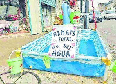 Ins�lito: vecinos salen a �rematar� piletas por la falta de agua en Tolosa
